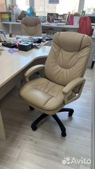 Офисное кожаное кресло