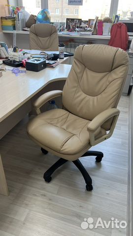 Офисное кожаное кресло