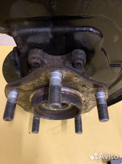 Ниссан Tiida C13 Передний поворотный кулак левый