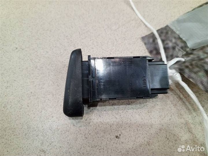 Кнопка аварийной сигнализации Mitsubishi Pajero i