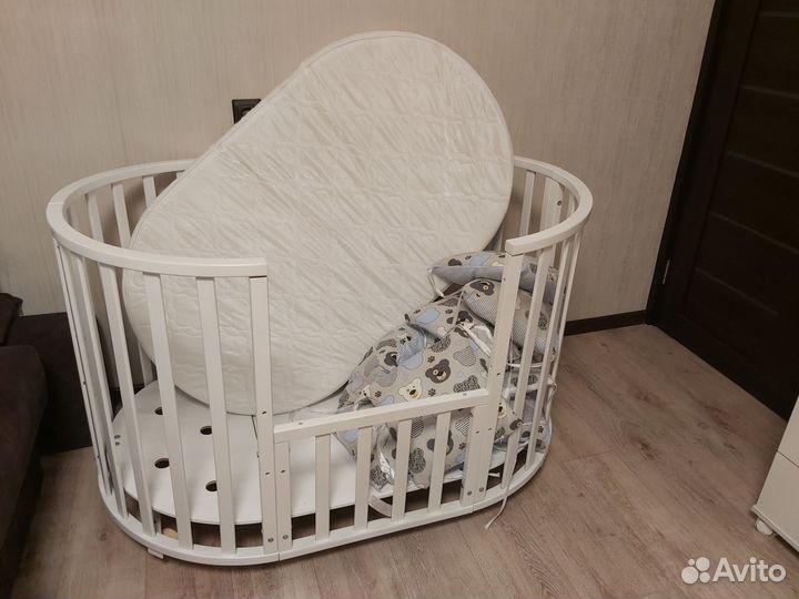 Детская кроватка с маятником