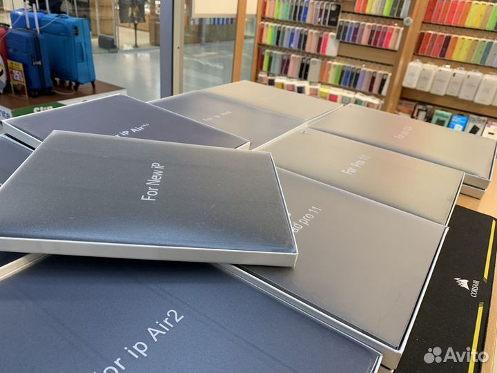 Чехлы и защитные стекла для iPad