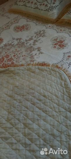 Покрывало и наволочки на кровать и диван