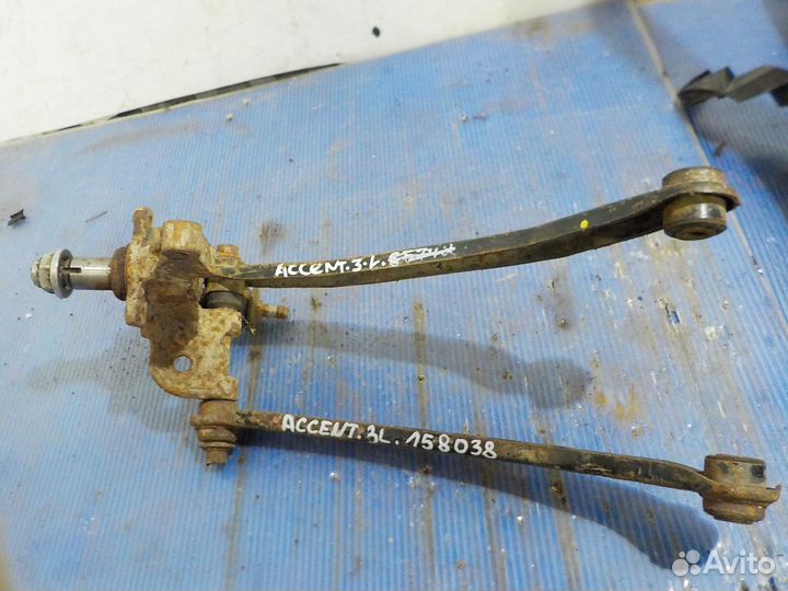 Кулак задний левый Hyundai Accent