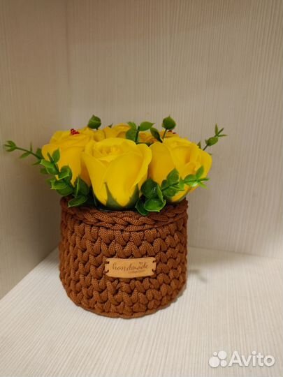 Вязаная корзина с розами