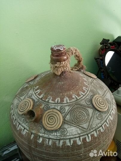 Глиняный кувшин для вина