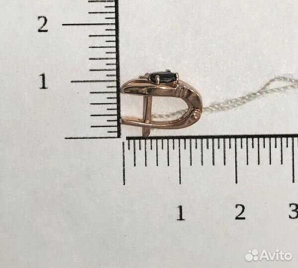 Золотые серьги с камнем