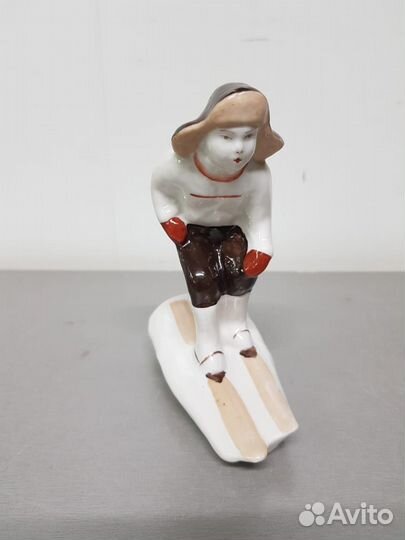 Статуэтка фарфоровая 