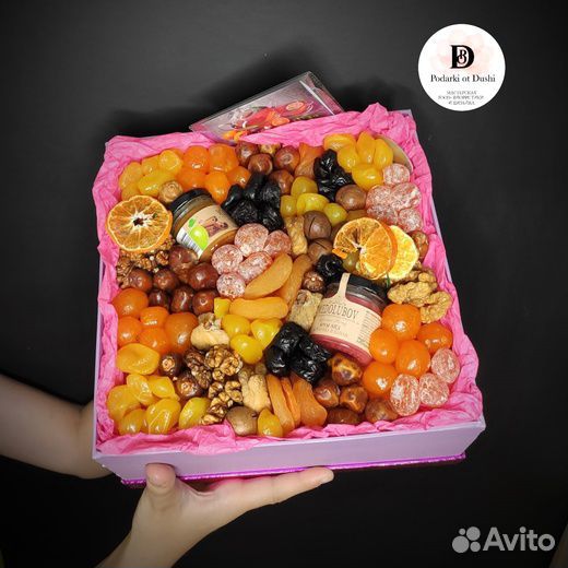 Подарочный бокс из сухофруктов, орехов и меда