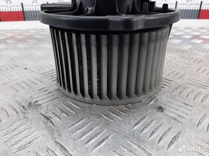 Моторчик печки Mitsubishi Carisma рест. 2003