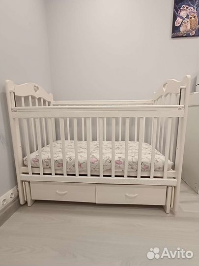 Детская кроватка с маятником и ящиком