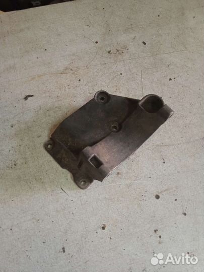 Кронштейн генератора Volkswagen Passat B3