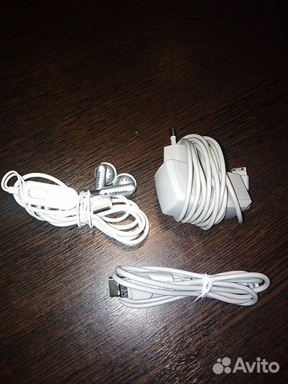 Зарядник, наушники и кабель от samsung L600