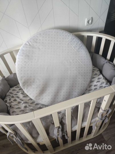 Детская кроватка с маятником круглая