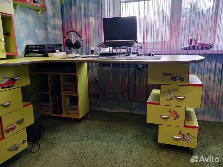 Детская мебель (угловой стол, шкаф, тумба)