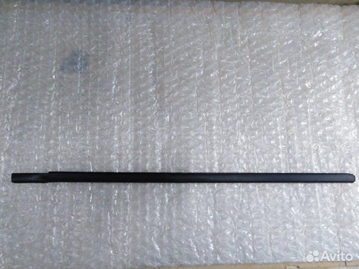 Уплотнитель окна задний правый Ford Galaxy 2006