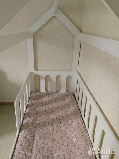 Детская кроватка домик
