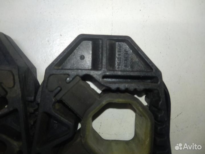 Кронштейн радиатора Volkswagen Scirocco 3 MK3 137