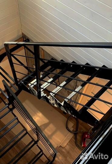 Лестница на металлокаркасе закрытого типа