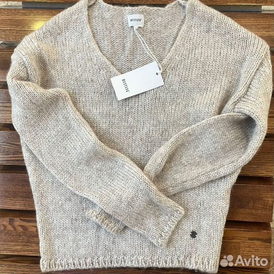 Свитер женский