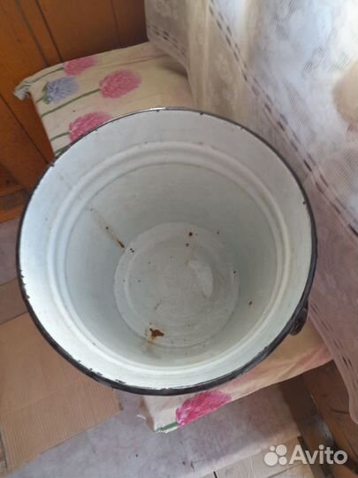 Эмалированное ведро с крышкой