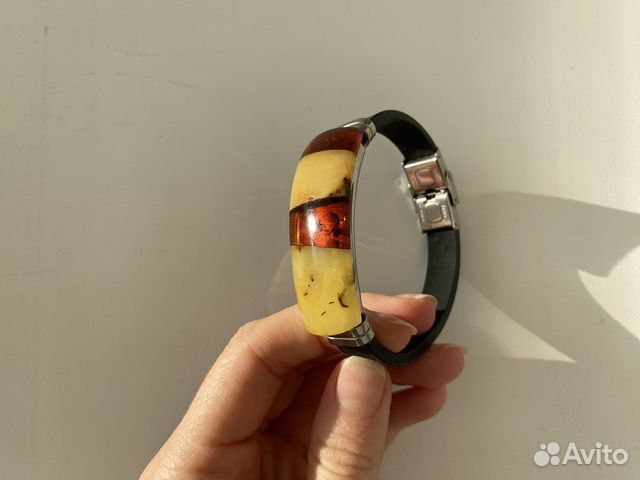 Браслет с янтарем из каучука