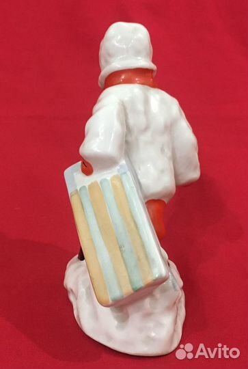 Статуэтка фарфоровая. Мальчик с санками. СССР