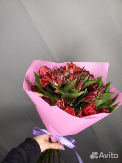 Букет из 9 красных альстромерий