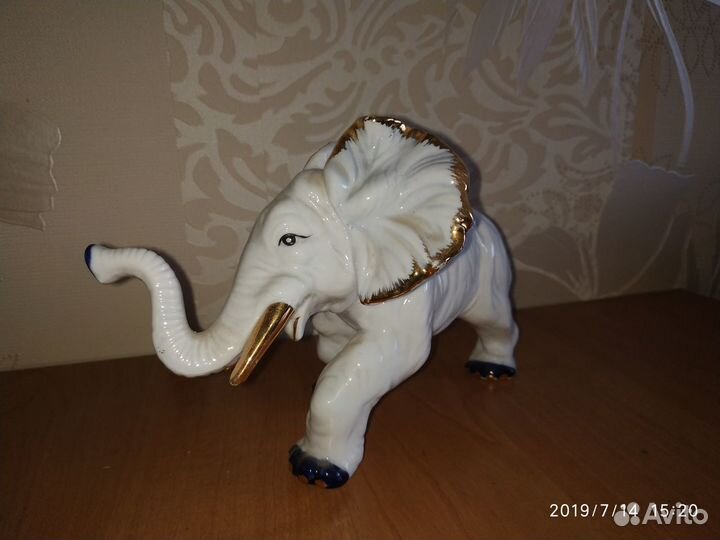Фарфоровая статуэтка 