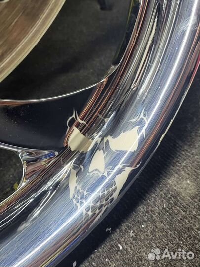 Аэрография на авто, граффити, рисунок на хроме