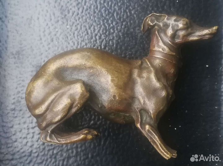Бронзовая фигурка собаки. Ливретка