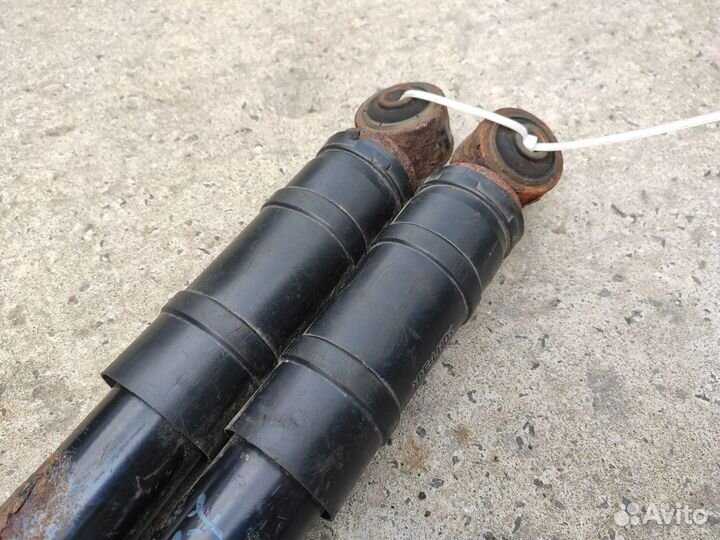 Амортизаторы задние на Opel Zafira B