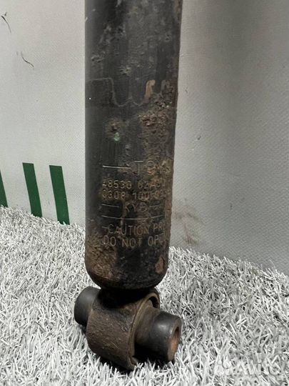 Стойка амортизатора задняя Toyota Auris 2013