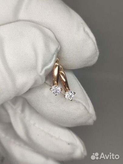 Золотые серьги с камнем