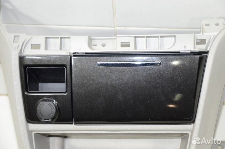 Консоль центральная Toyota Sienna GSL30 3.5 2011