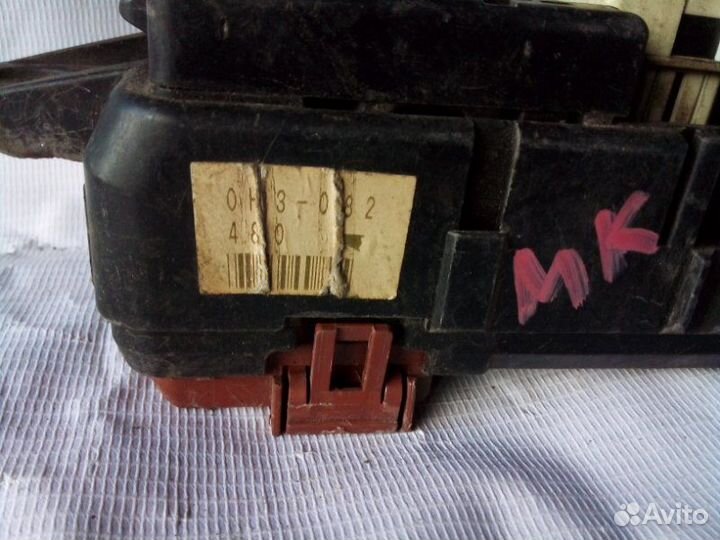 Блок предохранителей салонный Mitsubishi Carisma