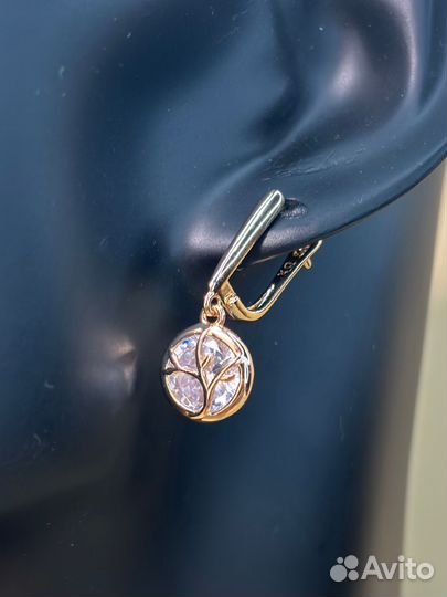 Серьги золотистые с прозрачным камнем