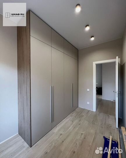 Шкаф распашной с полками