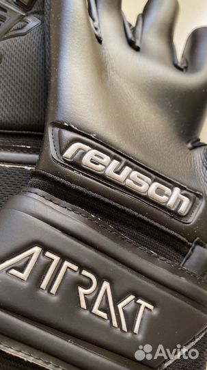 Вратарские перчатки reusch attrakt freegel