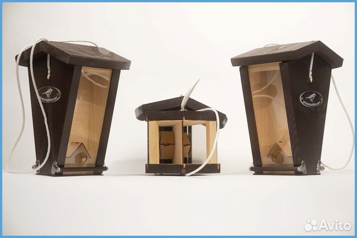 Деревянная кормушка для птиц с дозатором