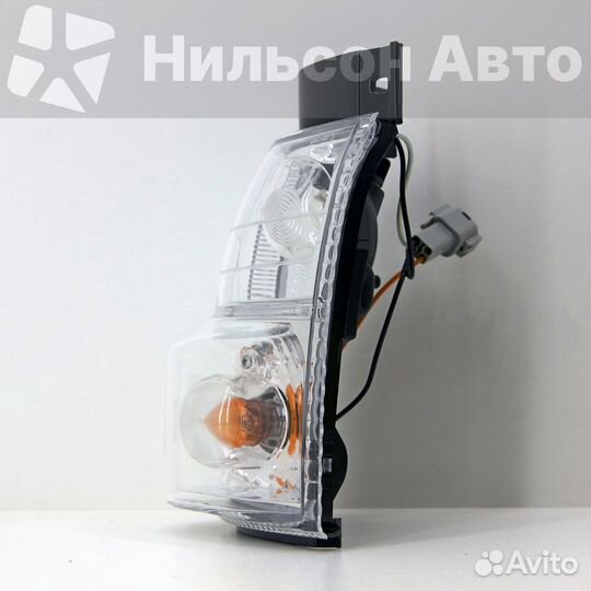 Габарит nissan atlas F23 белый (хрустальный), левы