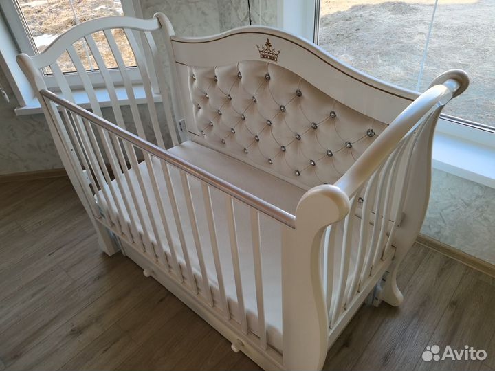 Детская кроватка с маятником и ящиком