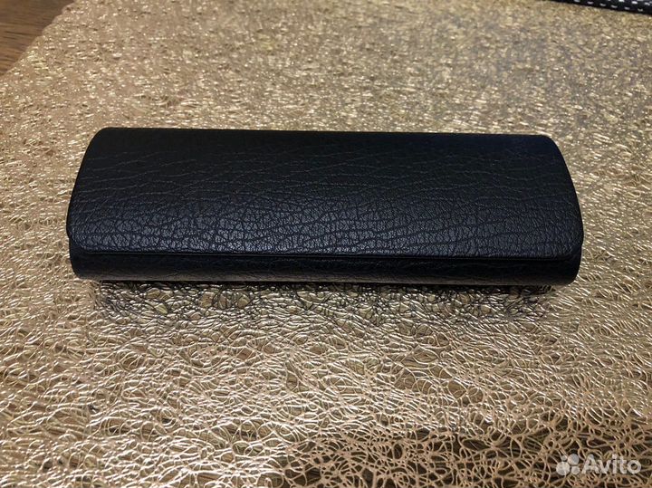 Очки и футляр для них