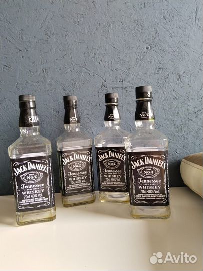 Пустые бутылки из под алкоголя