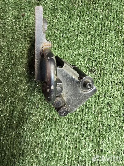 Петля передней левой двери нижняя Audi A4 B7