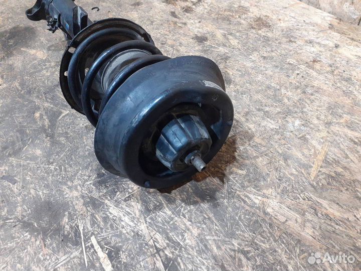 Стойка амортизатора передняя левая Mercedes-Benz