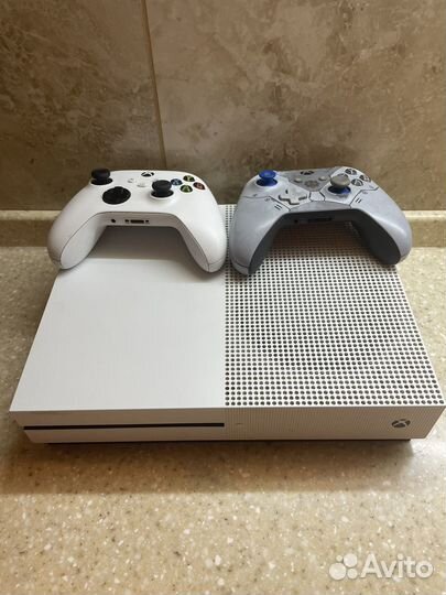 Xbox one s 2 геймпада 1tb