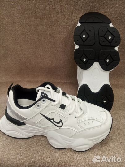 Кроссовки женские