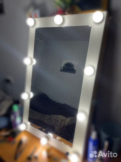 Гримерное зеркало с лампочками