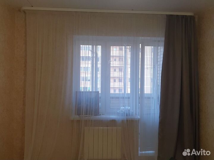 Карниз с тюлью, штора, жалюзи